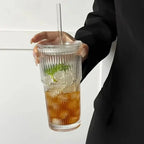 Glas-Trinkbecher mit Deckel und Strohhalm – 600 ml