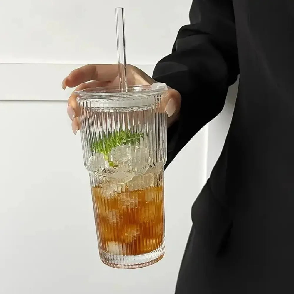 Glas-Trinkbecher mit Deckel und Strohhalm – 600 ml