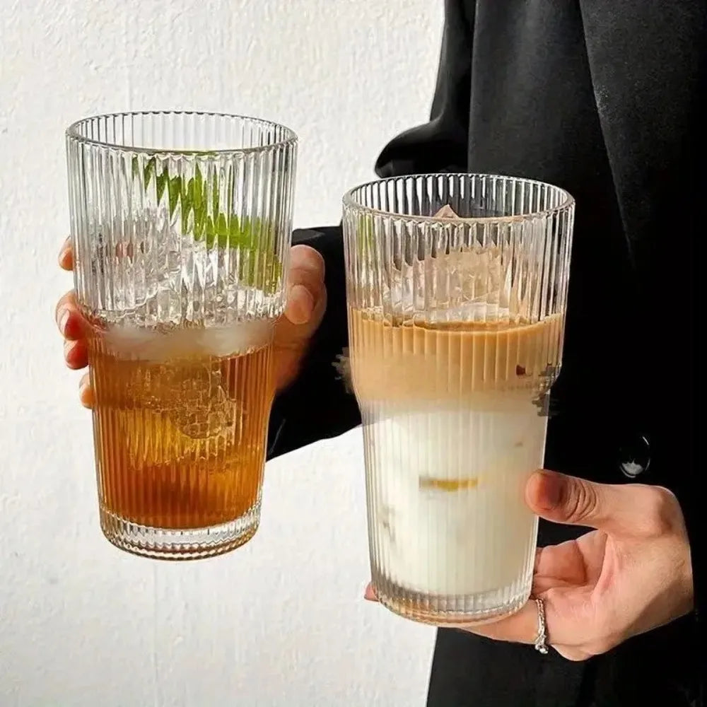Glas-Trinkbecher mit Deckel und Strohhalm – 600 ml