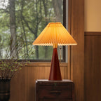 Tischlampe mit Falten-Lampenschirm und Holzfuss