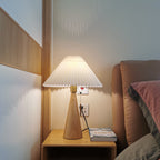 Tischlampe mit Falten-Lampenschirm und Holzfuss