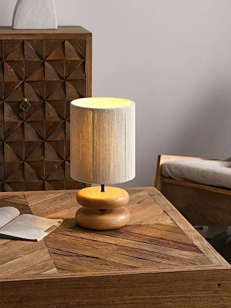 Tischlampe aus Massivholz mit Textilschirm