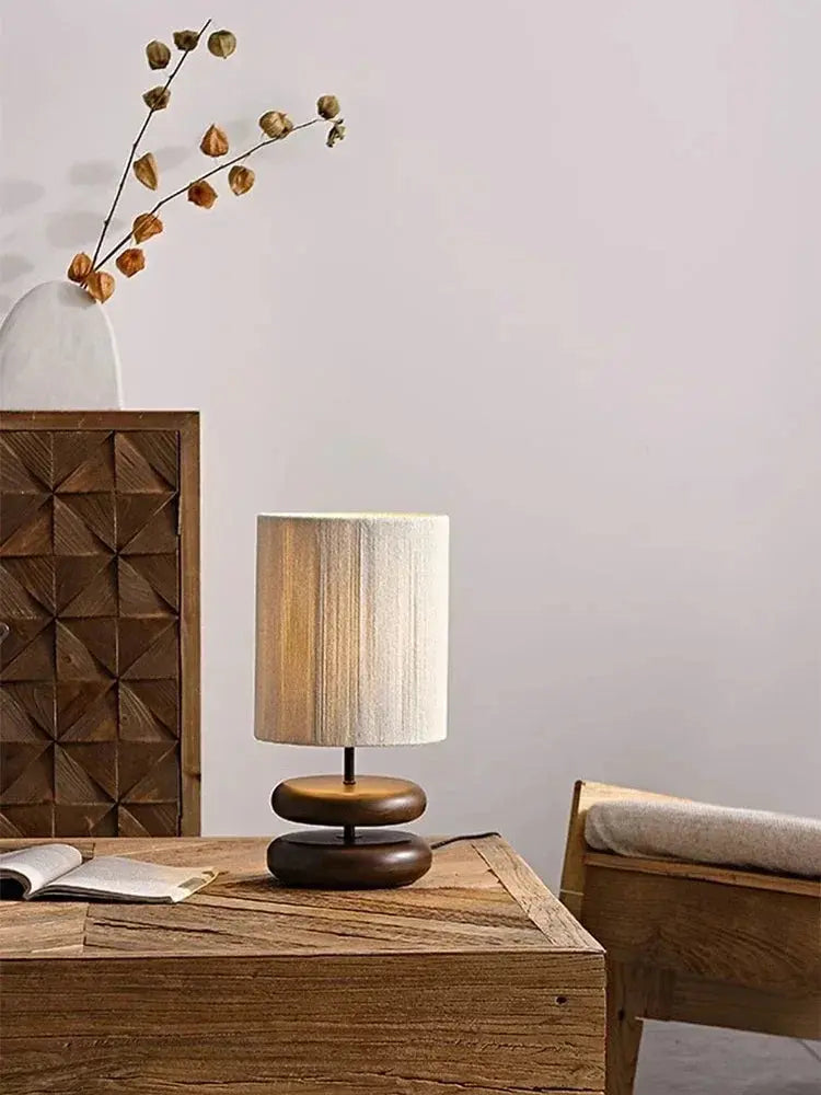 Tischlampe aus Massivholz mit Textilschirm