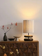 Tischlampe aus Massivholz mit Textilschirm