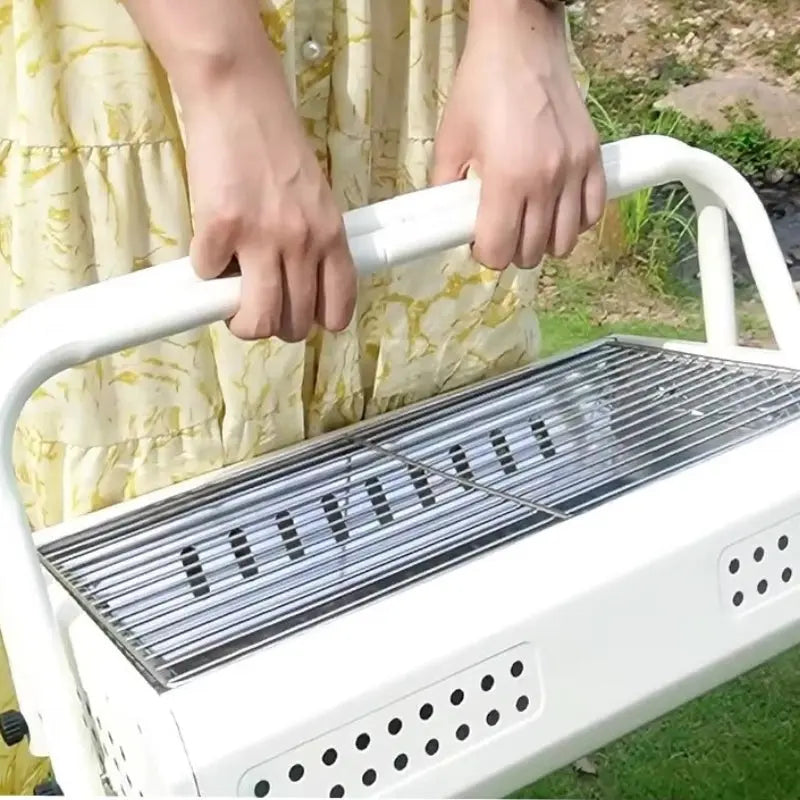 Klappbarer Holzkohlegrill aus Metall mit umklappbaren Griffen