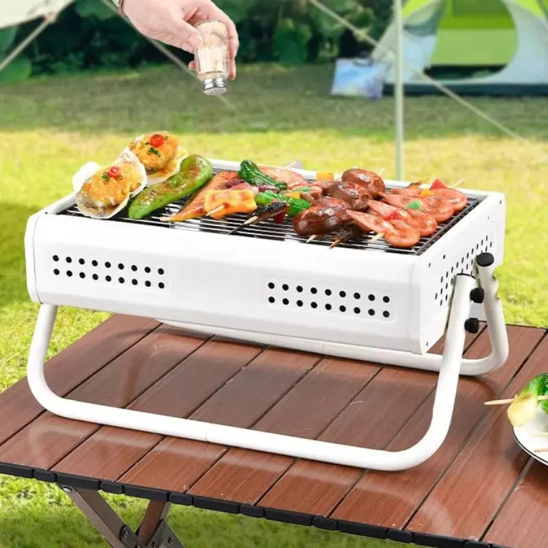 Klappbarer Holzkohlegrill aus Metall mit umklappbaren Griffen