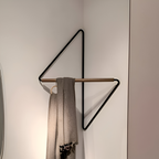 Geometrischer Garderobenständer mit Holz-Metall-Kombination