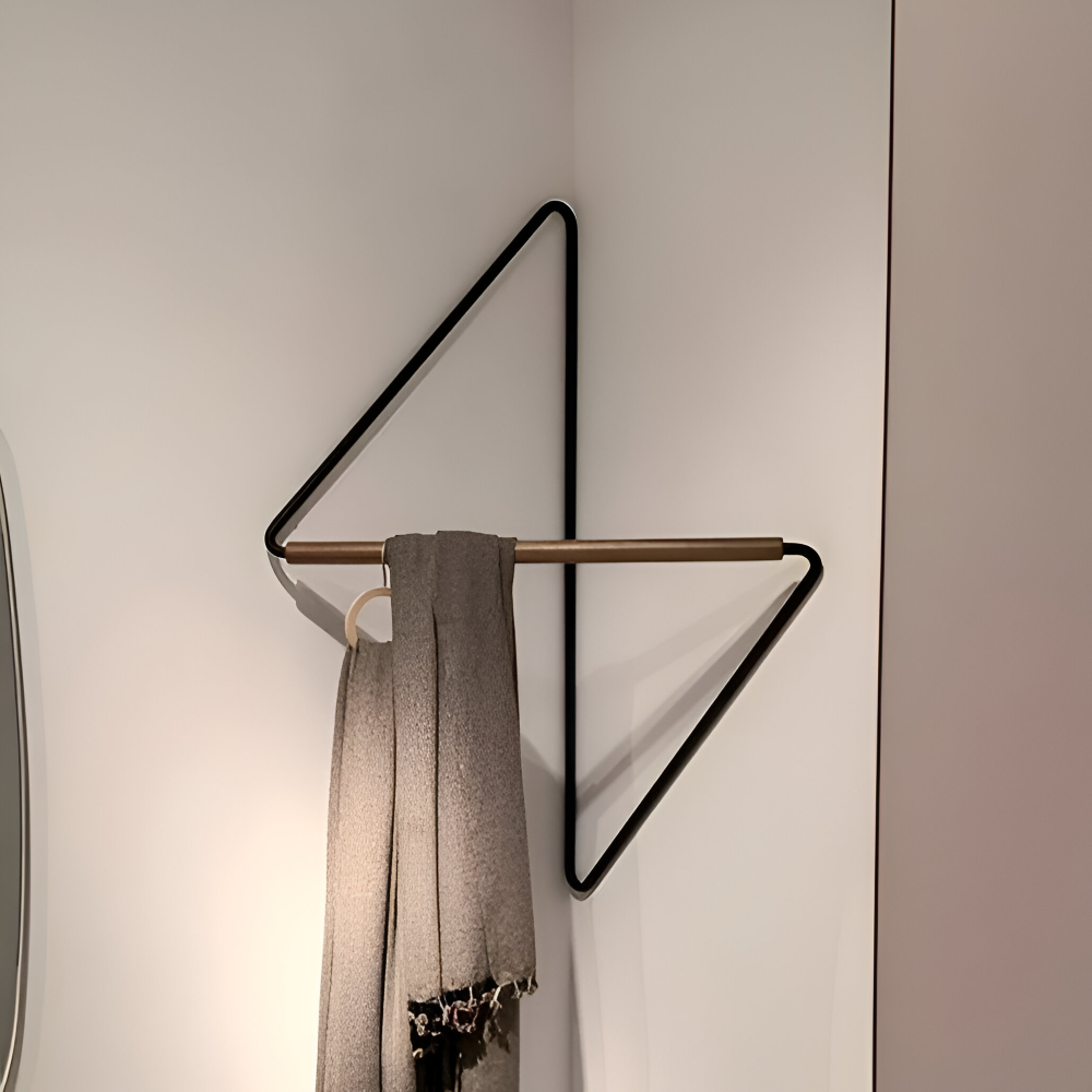 Geometrischer Garderobenständer mit Holz-Metall-Kombination