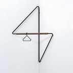 Geometrischer Garderobenständer mit Holz-Metall-Kombination