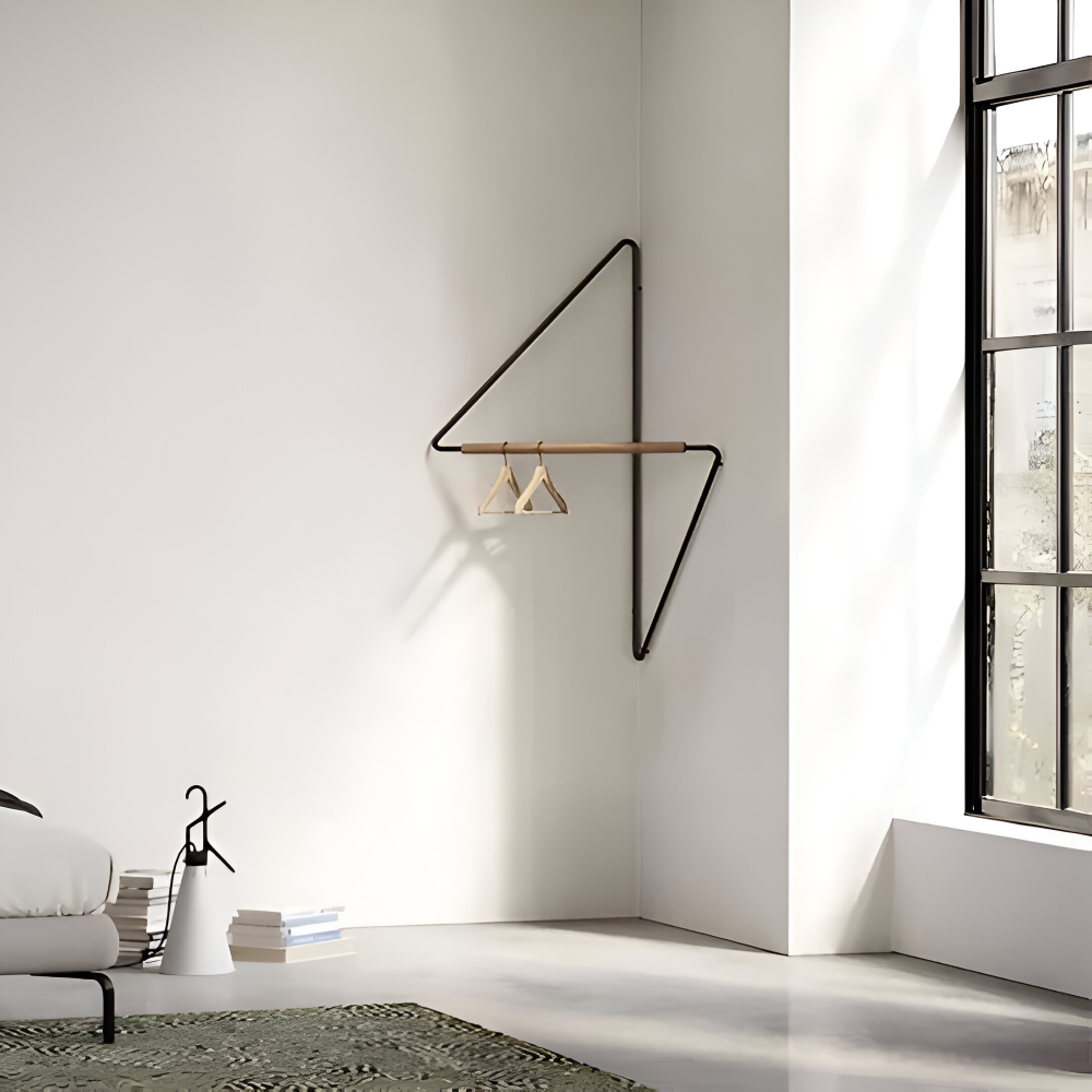 Geometrischer Garderobenständer mit Holz-Metall-Kombination