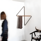 Geometrischer Garderobenständer mit Holz-Metall-Kombination
