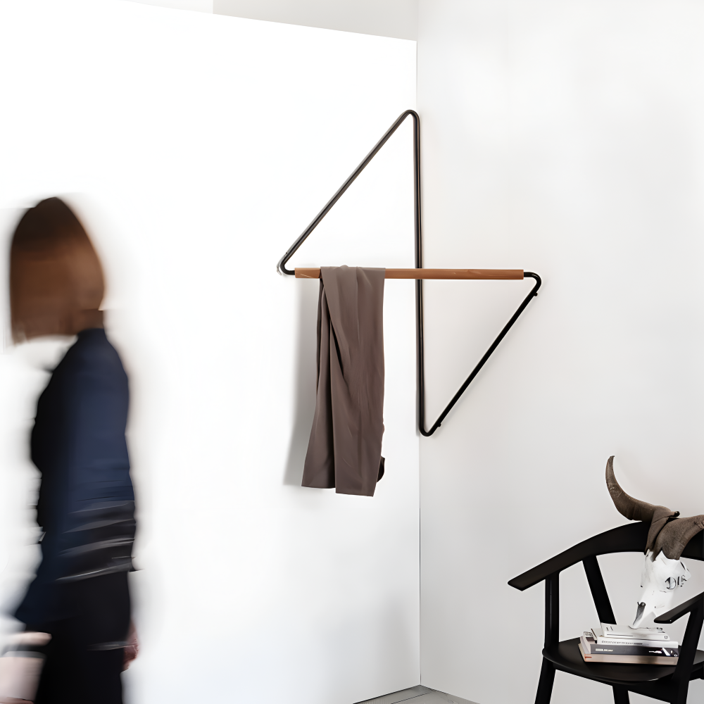 Geometrischer Garderobenständer mit Holz-Metall-Kombination