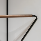 Geometrischer Garderobenständer mit Holz-Metall-Kombination