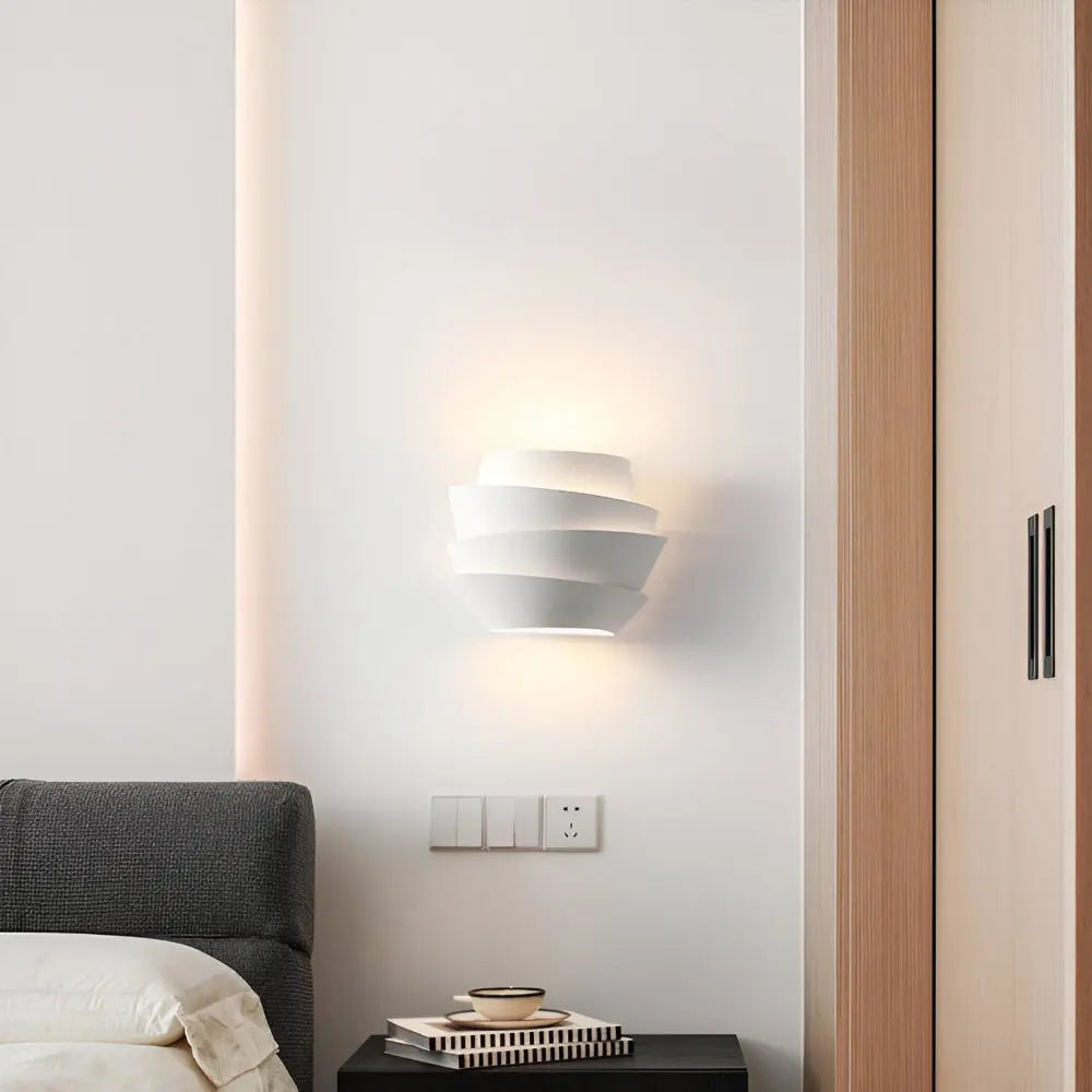 Wandleuchte aus mattem Eisen mit Schichtlicht-Design