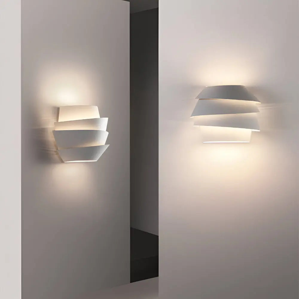 Wandleuchte aus mattem Eisen mit Schichtlicht-Design