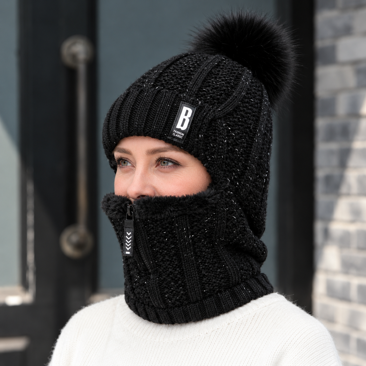 Strickmütze mit Schal und Fellbommel – Winddicht
