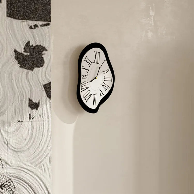 Surrealistische Wanduhr mit geräuschlosem Uhrwerk
