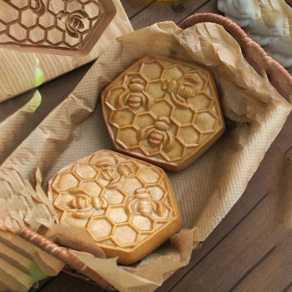 Holz-Keksform mit handgeschnitzten Tiermotiven