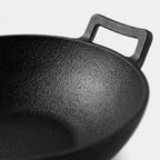 Gusseisen-Wok mit Holzdeckel