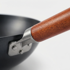 Edelstahl-Wok mit Holzgriff
