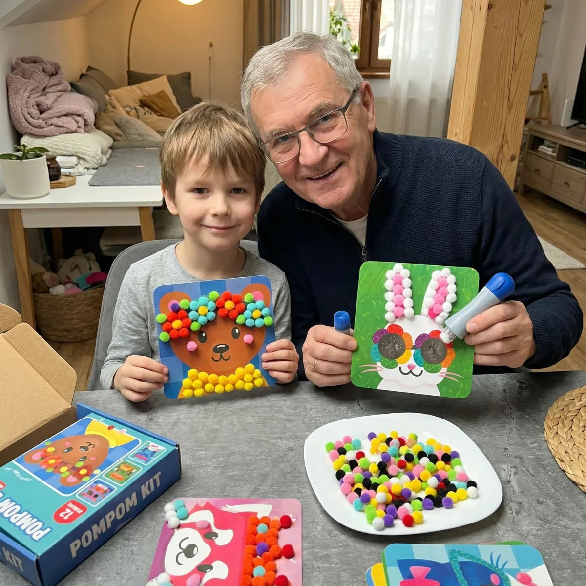 Pom-Pom Bastelset mit 12 Tiermotiven und 600 Pompons