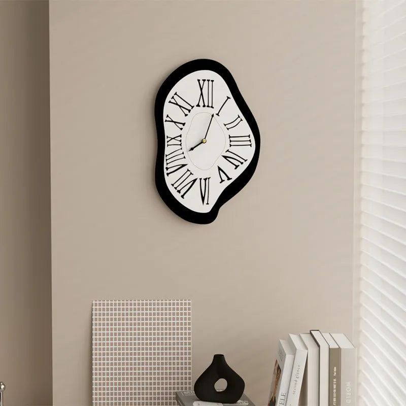Surrealistische Wanduhr mit geräuschlosem Uhrwerk