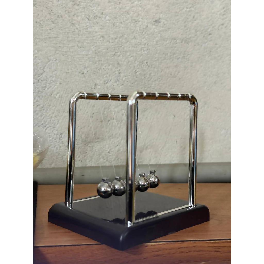 Newton Pendel Schreibtisch-Spielzeug mit Metallkugeln